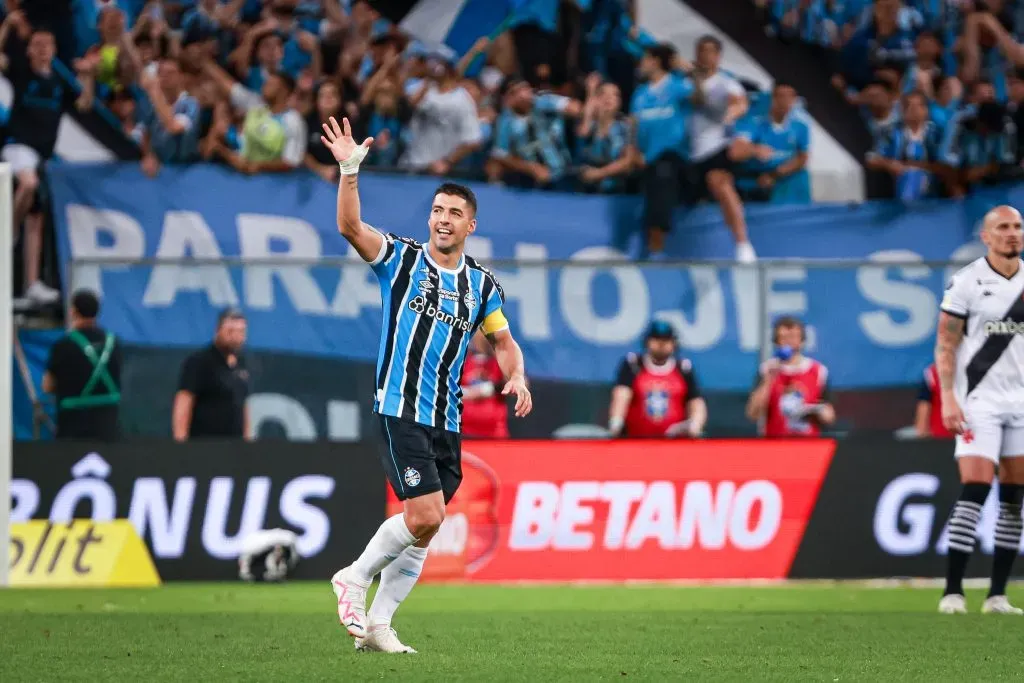 Luis Suárez comemorando gol na Arena do Grêmio. Foto: Maxi Franzoi/AGIF