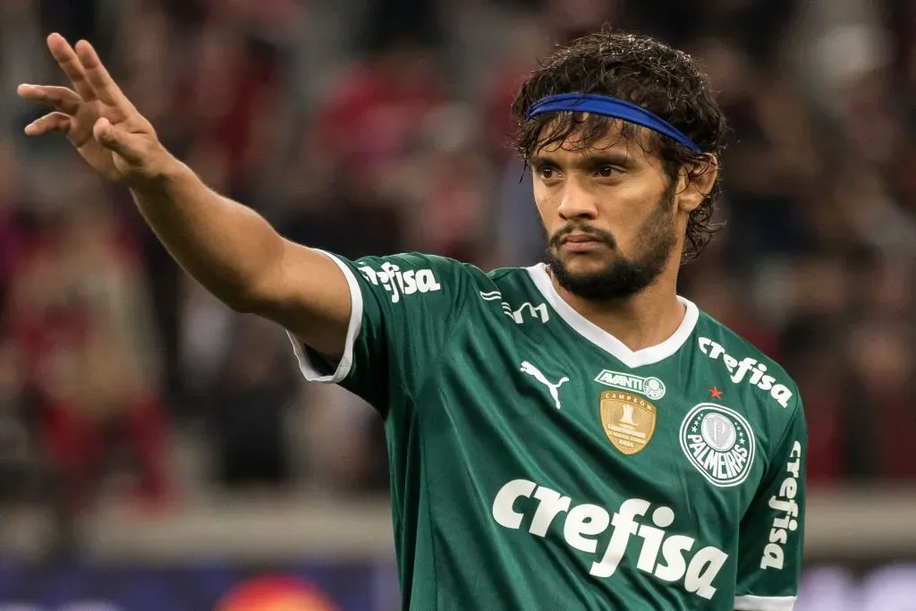 Gustavo Scarpa jogador do Palmeiras durante execucao do hino nacional antes da partida contra o Athletico-PR no estadio Arena da Baixada pelo campeonato Brasileiro A 2022. Robson Mafra/AGIF