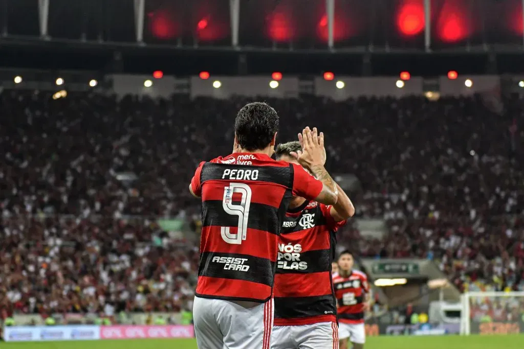 Pedro jogador do Flamengo comemora seu gol com jogadores do seu time durante partida contra o Palmeiras no estadio Maracana pelo campeonato Brasileiro A 2023. Foto: Thiago Ribeiro/AGIF