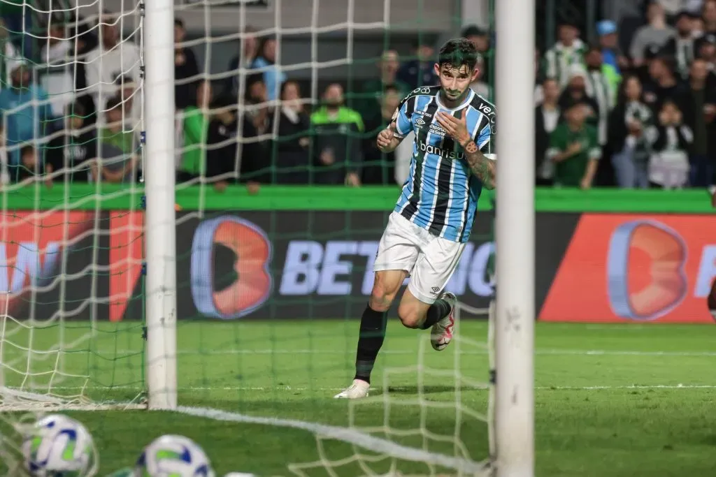 Villasanti jogador do Gremio  durante partida pelo Brasileiro A 2023. Foto: Robson Mafra/AGIF