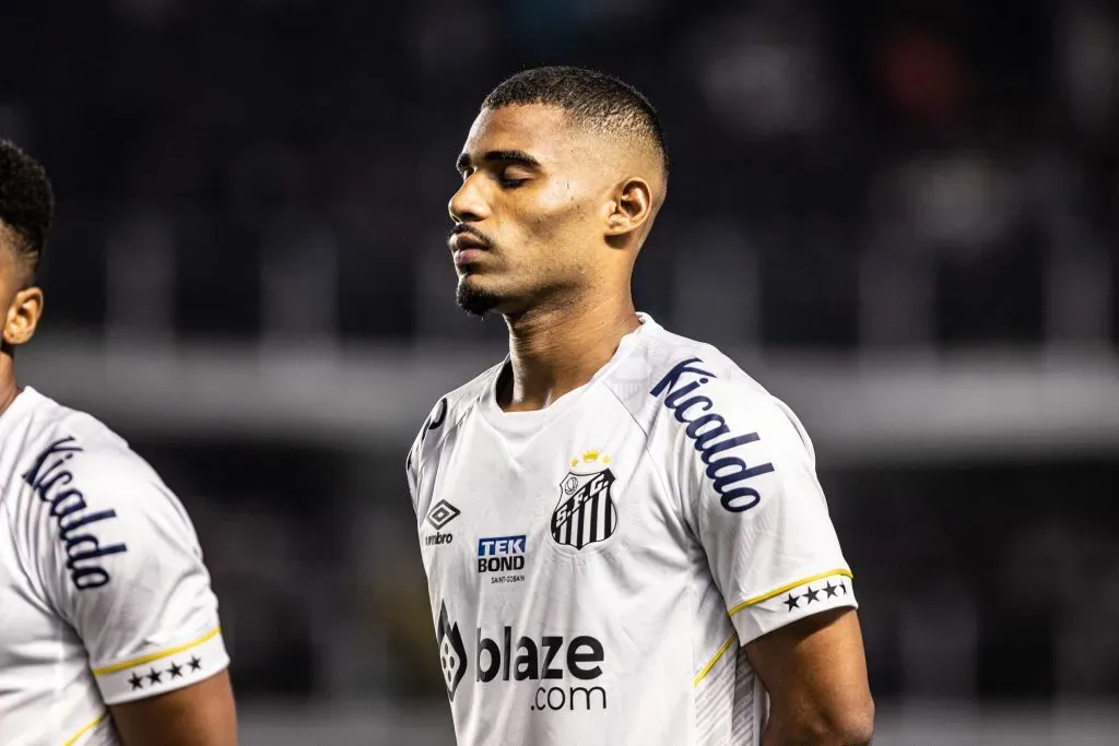 Joaquim jogador do Santos durante partida contra o Internacional no estadio Vila Belmiro pelo campeonato BRASILEIRO A 2023. Foto: Abner Dourado/AGIF