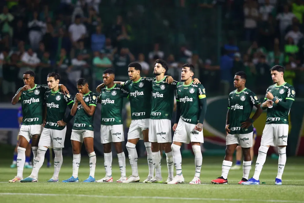 SAO PAULO, BRAZIL – OCTOBER 05: Players of Palmeiras line up in the penalty shoot out during the Copa CONMEBOL Libertadores 2023 semi-final second leg match between Palmeiras and Boca Juniors at Allianz Parque on October 05, 2023 in Sao Paulo, Brazil. (Photo by Alexandre Schneider/Getty Images)