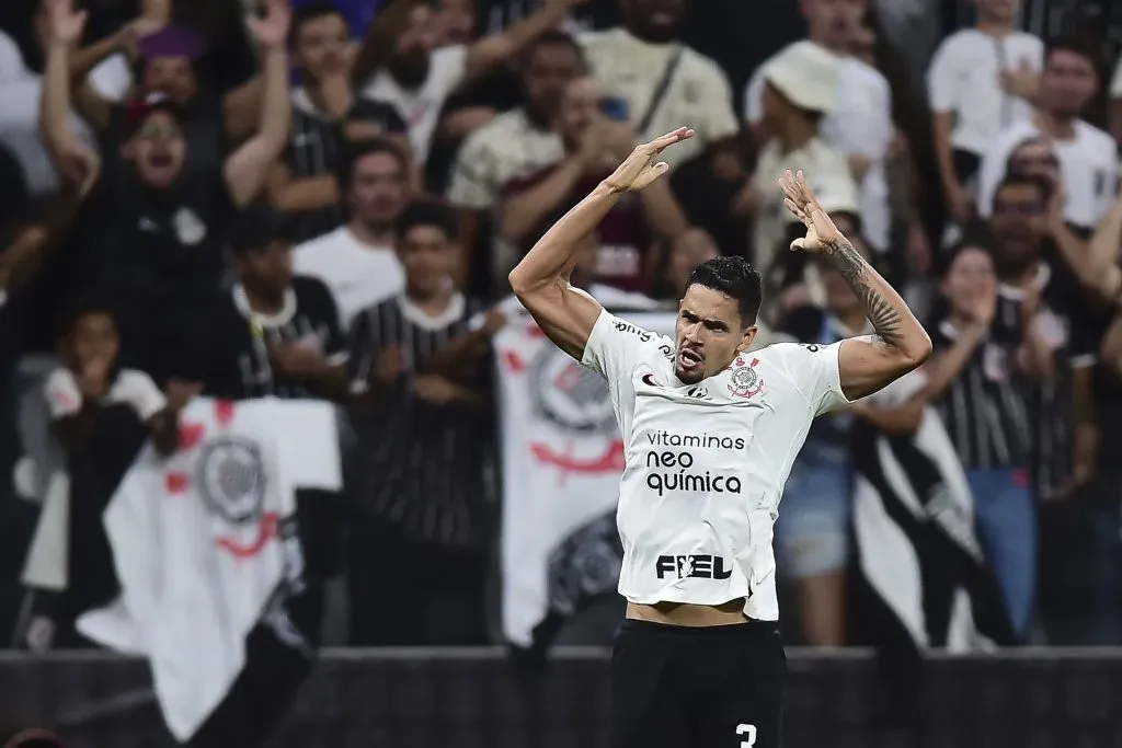 Lucas Veríssimo ganhou rapidamente a titularidade no Corinthians. (Photo by Mauro Horita/Getty Images)