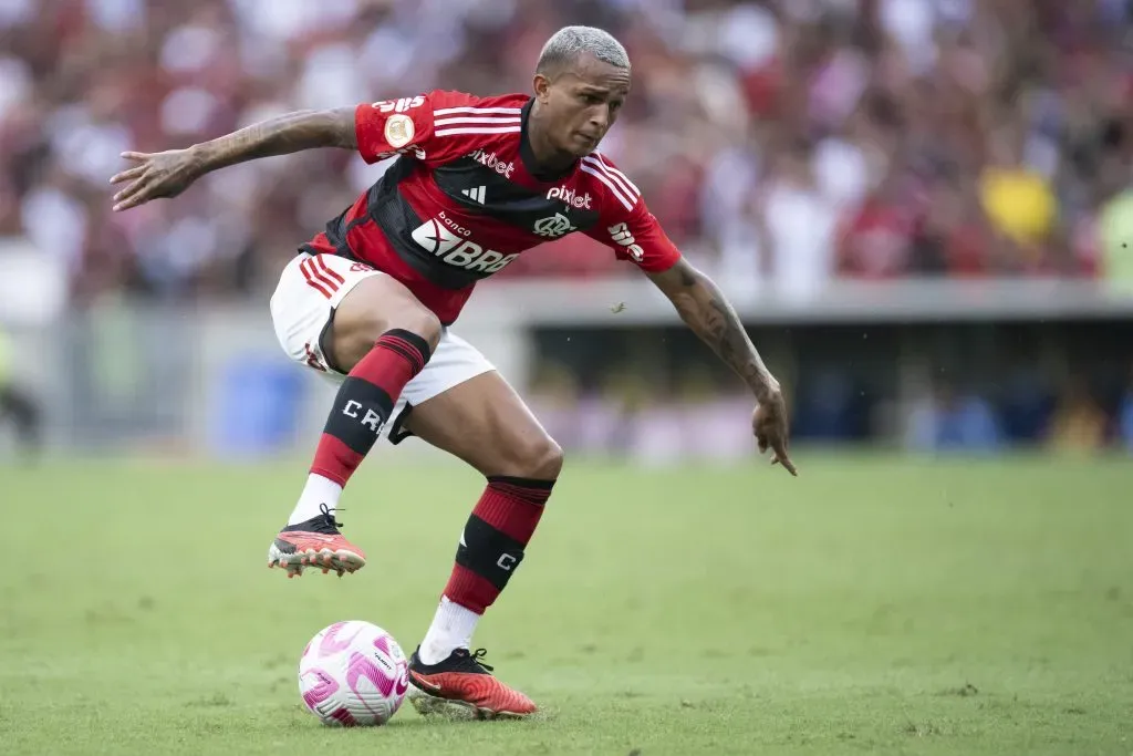 Se ficar, Wesley vai brilhar pela titularidade – Foto: Jorge Rodrigues/AGIF.