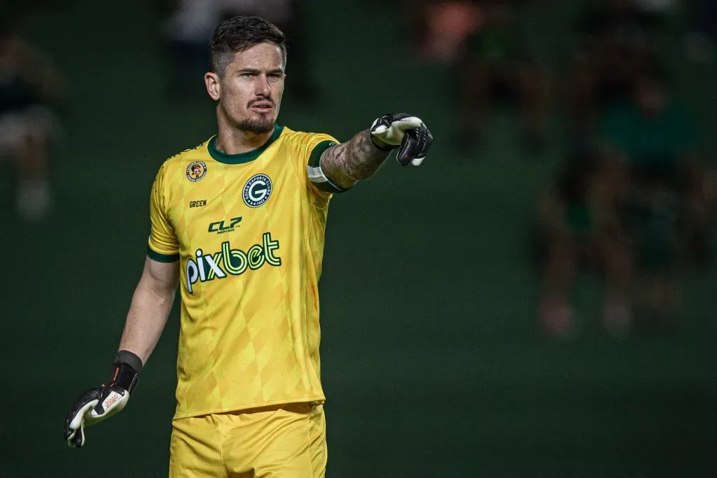 Tadeu defende a meta do Goiás desde 2019 e quer jogar no Santos – Foto: Heber Gomes/AGIF
