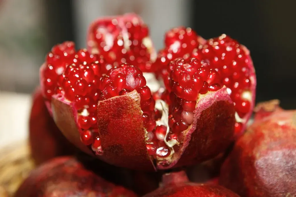 Romã, fruta que faz parte da tradição de Xamã. Foto: Reprodução/Pexels