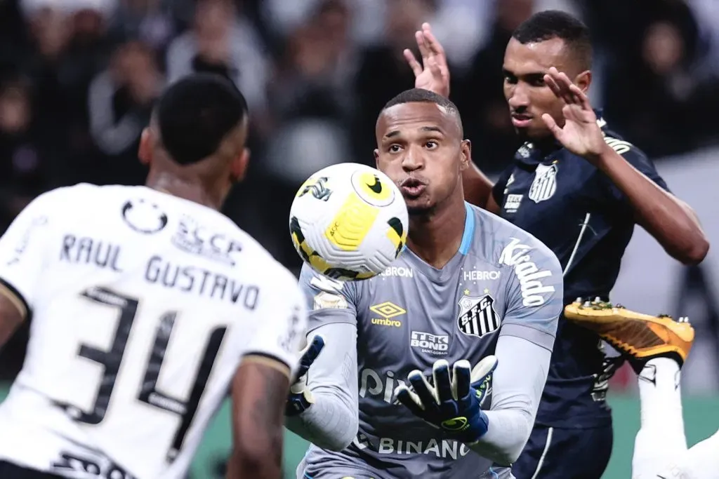 John goleiro do Santos durante partida contra o Corinthians no estadio Arena Corinthians pelo campeonato Brasileiro A 2022. Ettore Chiereguini/AGIF