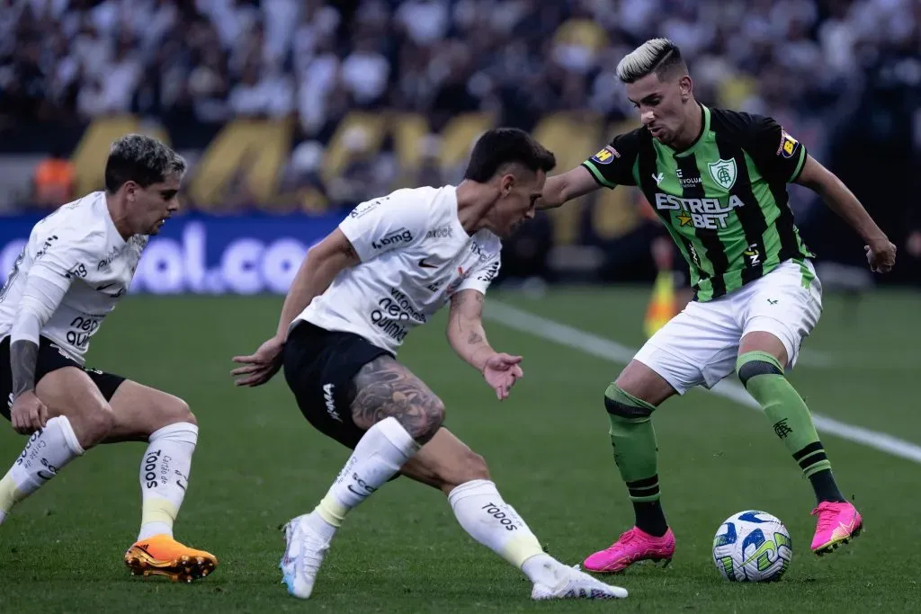 SP – SAO PAULO – 15/07/2023 – COPA DO BRASIL 2023, CORINTHIANS X AMERICA-MG – Matias Rojas jogador do Corinthians disputa lance com Pedrinho jogador do America-MG durante partida no estadio Arena Corinthians pelo campeonato Copa do Brasil 2023. Foto: Ettore Chiereguini/AGIF