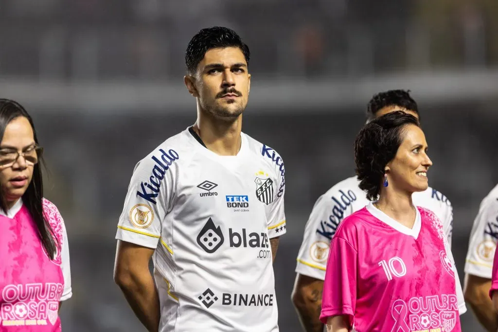 Joao Basso jogador do Santos durante partida contra o Bragantino no estadio Vila Belmiro pelo campeonato Brasileiro A 2023. Foto: Abner Dourado/AGIF
