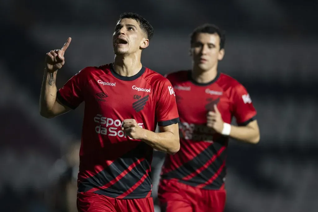 Vitor Bueno comemorando gol pelo Athletico-PR. Foto: Jorge Rodrigues/AGIF