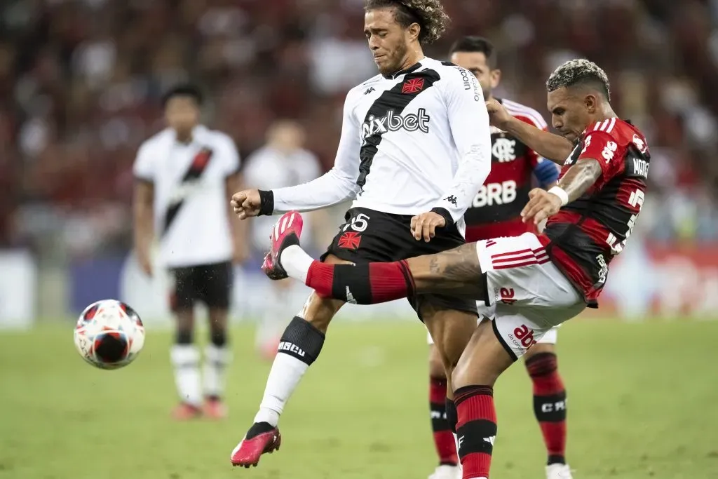 Matheuzinho durante clássico contra o Vasco. Foto: Jorge Rodrigues/AGIF