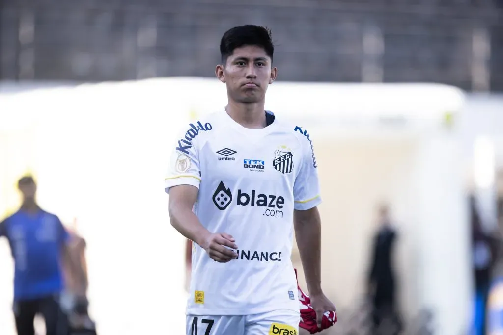 Miguelito jogador do Santos durante partida contra o Botafogo no estadio Vila Belmiro pelo campeonato Brasileiro A 2023. Foto: Abner Dourado/AGIF