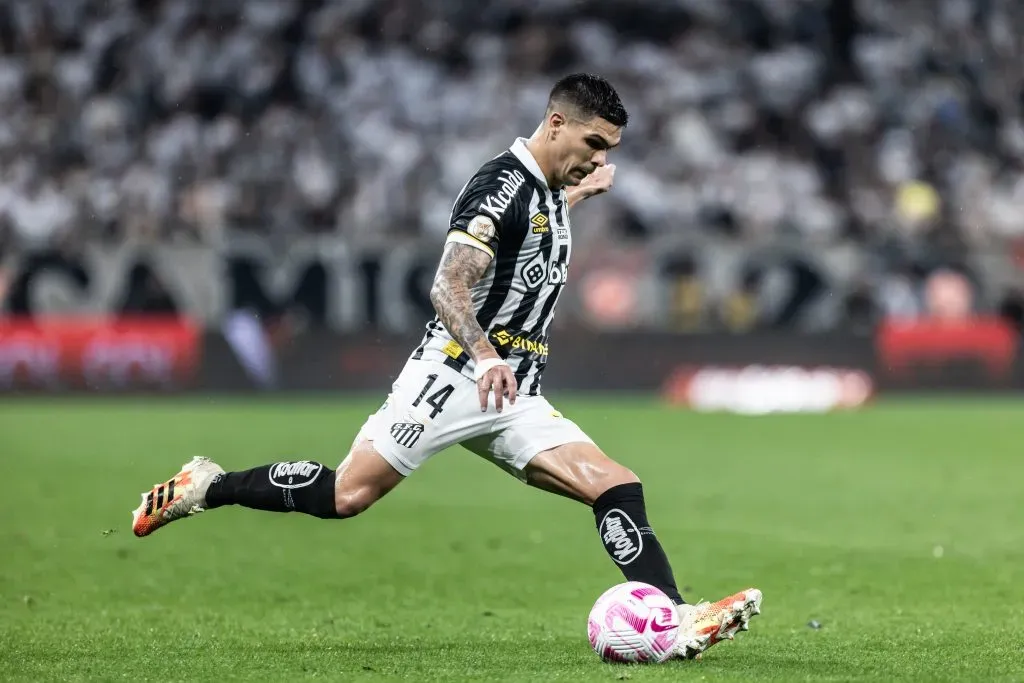 Rodrigo Fernandez está fora dos planos do Santos para temporada. Foto: Abner Dourado/AGIF
