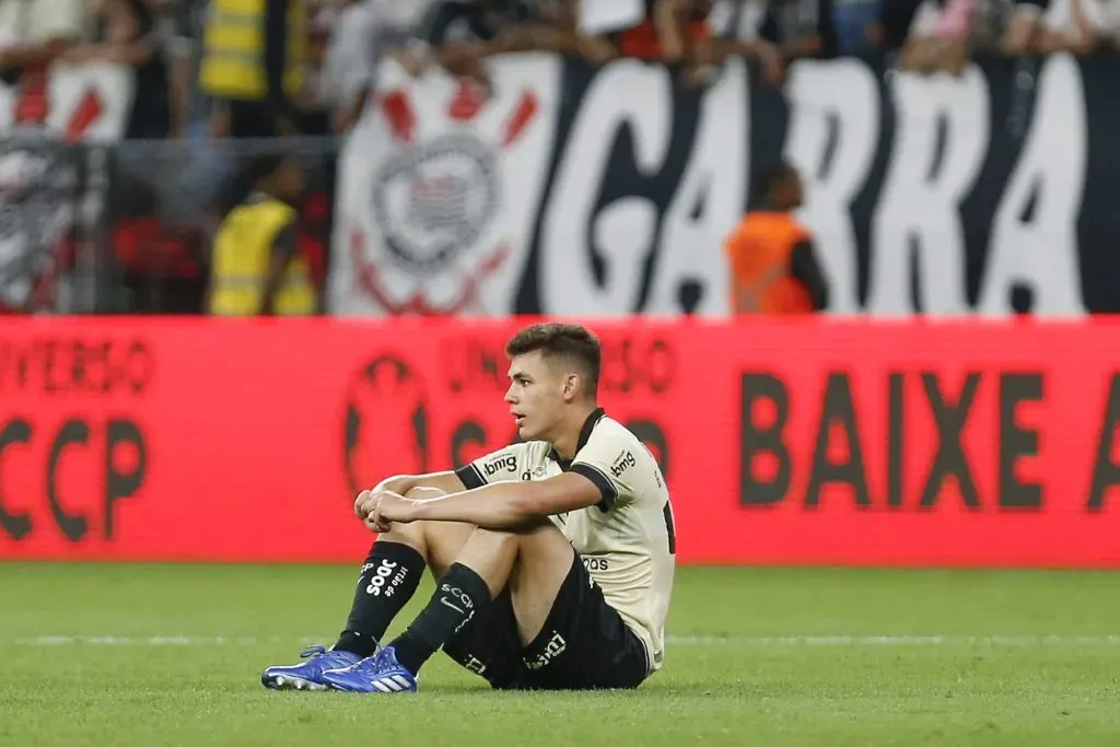 Gabriel Moscardo sentado no gramado da Neo Química Arena – Foto: Ricardo Moreira/Getty Imagens