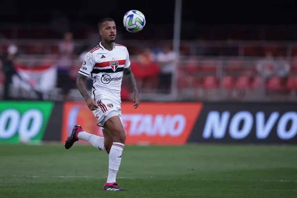 Diego Costa em ação pelo São Paulo, pelo Brasileirão 2023 – Foto: Ettore Chiereguini/AGIF