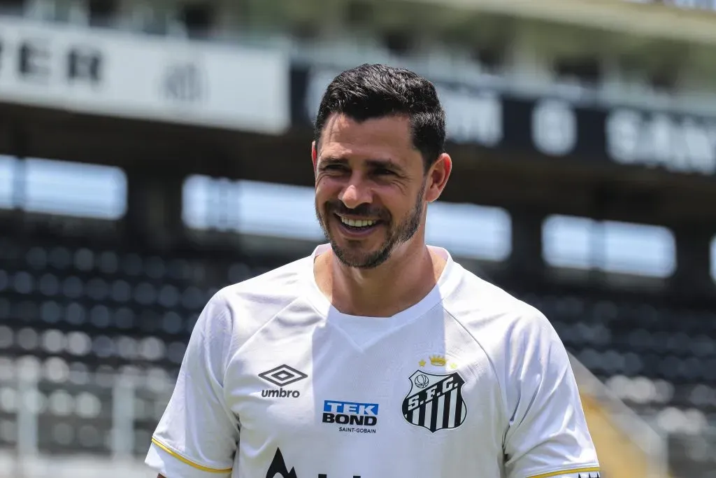 Giuliano foi oficialmente apresentado no Santos. Foto: Reinaldo Campos/AGIF