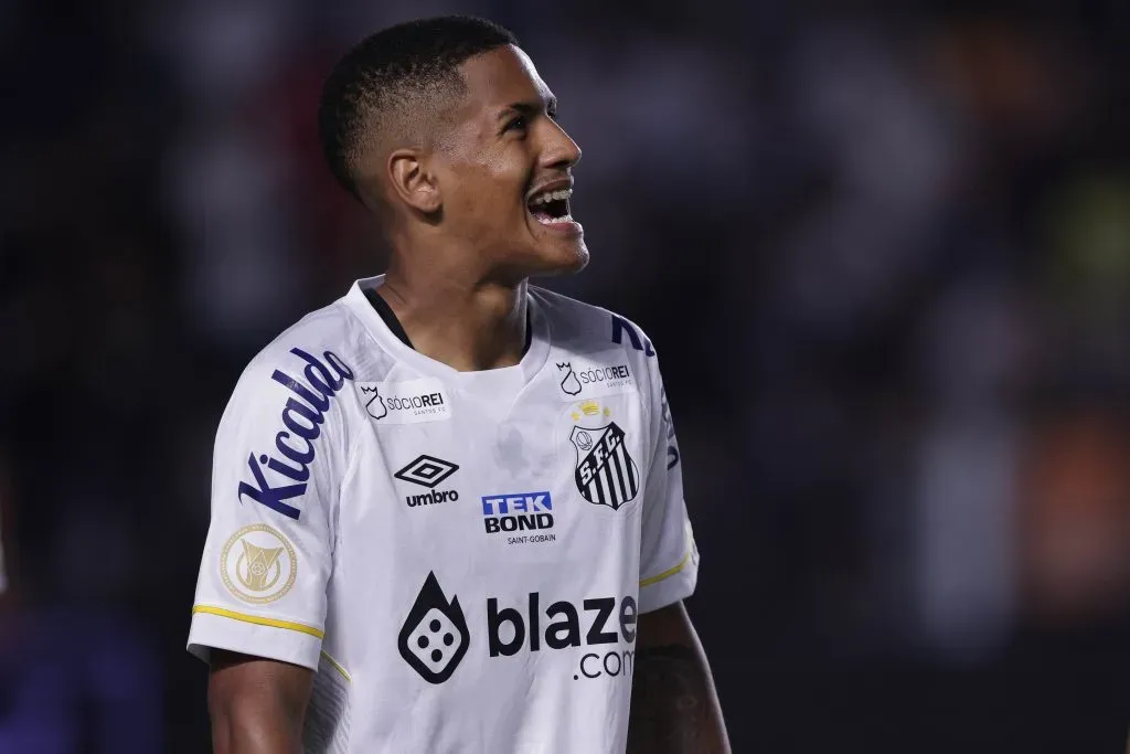 Angelo jogador do Santos durante partida contra o Palmeiras no estadio Vila Belmiro pelo campeonato BRASILEIRO A 2023. Foto: Ettore Chiereguini/AGIF