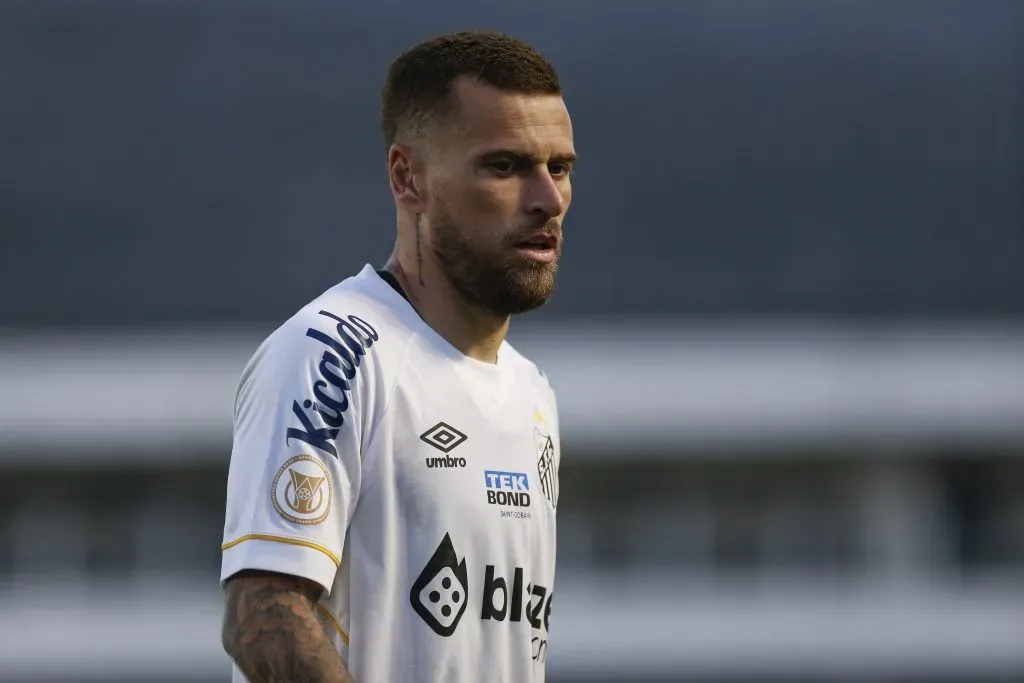 Lucas Lima com a camisa santista (Foto: Ricardo Moreira/Getty Images)