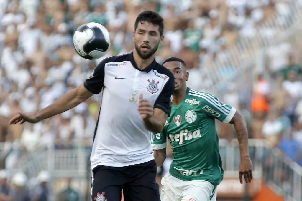 Felipe, em 2016, atuando pelo Corinthians em clássico contra o Palmeiras. Mais atrás, o atacante Gabriel Jesus foto:Daniel Vorley/AGIF.