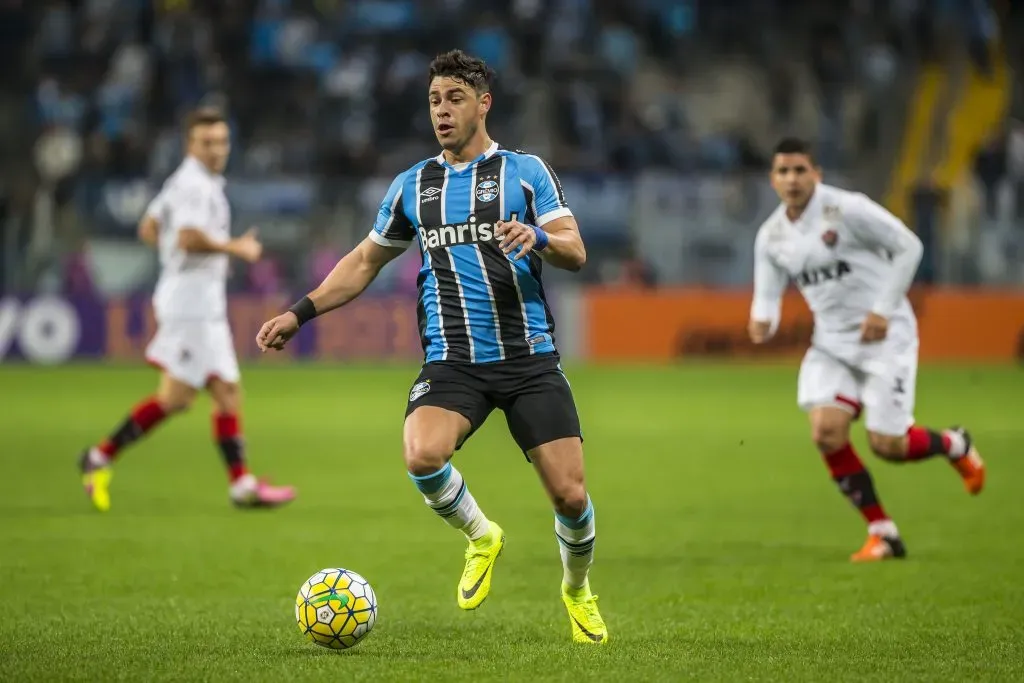 Giuliano em jogo do Grêmio. Jeferson Guareze/AGIF.