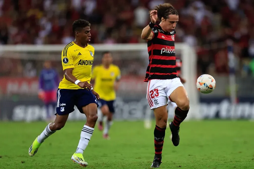 Emerson Rodríguez (à esquerda) em ação pelo Millonários contra o Flamengo pela Libertadores – Foto: Buda Mendes/Getty Images