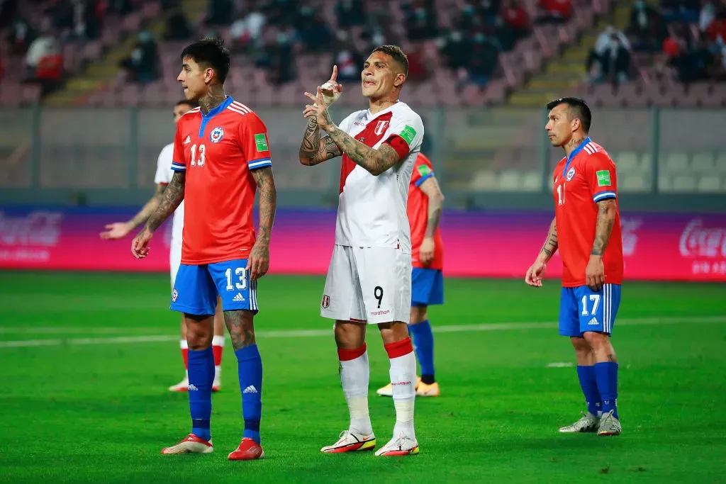 Guerreiro do Peru e Erick Pulgar do Chile. Foto: Daniel Apuy/Getty Images