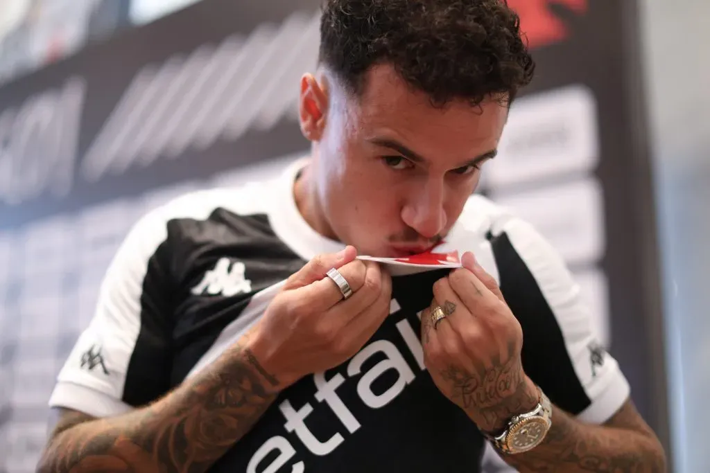 RIO DE JANEIRO, BRAZIL – JULY 11: Philippe Coutinho kisses his jersey during his presentation as the new player of Vasco da Gama at Sede Nautica Da Lagoa on July 11, 2024 in Rio de Janeiro, Brazil. (Photo by Lucas Figueiredo/Getty Images)