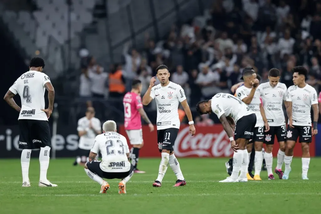 uteSAO PAULO, BRAZIL – MAY 02: Players of Corinthians react after losing a match between Corinthians and Independiente del Valle as part of Copa CONMEBOL Libertadores 2023 at Arena Corinthians on May 02, 2023 in Sao Paulo, Brazil. (Photo by Alexandre Schneider/Getty Images)