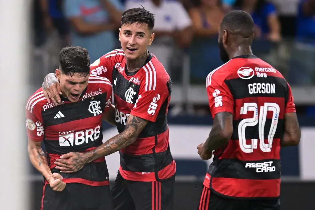 BELO HORIZONTE, BRAZIL – OCTOBER 19: (L-R) Ayrton Lucas of Flamengo celebrates with teammates Erick Pulgar and Gerson after scoring the first goal of their team during a match between Cruzeiro and Flamengo as part of Brasileirao 2023 at Mineirao Stadium on October 19, 2023 in Belo Horizonte, Brazil.