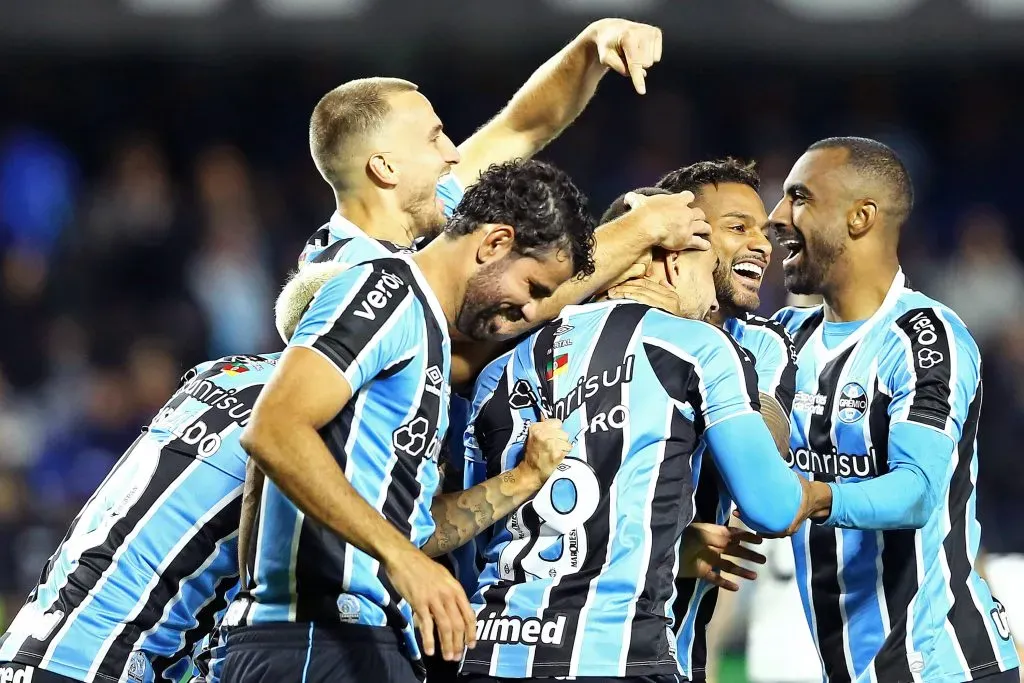 CURITIBA, BRAZIL – MAY 29: Joao Pedro of Grêmio celebrates after scoring the second goal of his team during a Group C match between Grêmio and The Strongest as part of group C of Copa Libertadores 2024 at Couto Pereira Stadium on May 29, 2024 in Curitiba, Brazil.(Photo by Heuler Andrey/Getty Images)