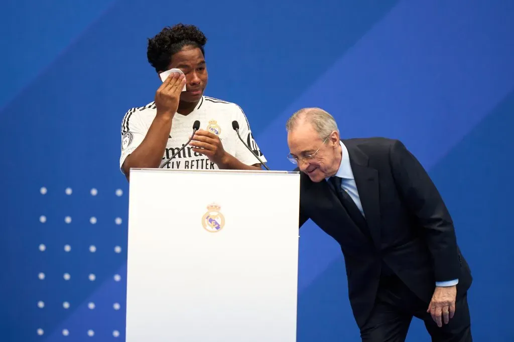 Endrick chorando durante a apresentação. Foto: Angel Martinez/Getty Images.