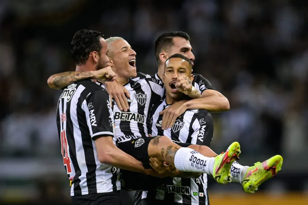 BELO HORIZONTE, BRAZIL – OCTOBER 20: Guilherme Arana (C) of Atletico MG celebrates with teammates Rever (L), Junior Alonso and Jair (R) after scoring the first goal of his team during a match between Atletico MG and Fortaleza as part of Copa do Brasil Semi-Finals 2021 at Mineirao Stadium on October 20, 2021 in Belo Horizonte, Brazil. (Photo by Pedro Vilela/Getty Images)