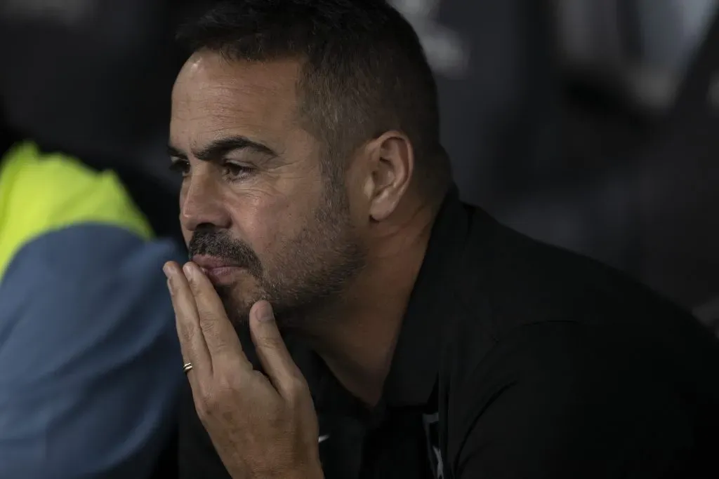 Artur Jorge, técnico do Botafogo, durante partida contra o Cruzeiro no estadio Engenhao pelo campeonato Brasileiro A 2024. Foto: Jorge Rodrigues/AGIF