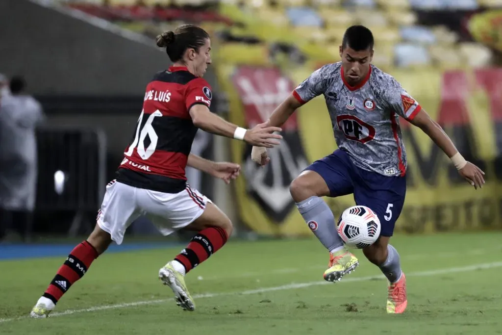 Esteban Valencia (à direita) em disputa com Filipe Luís pela Libertadores em 2023 – Foto: Antonio Lacerda-Pool/Getty Images