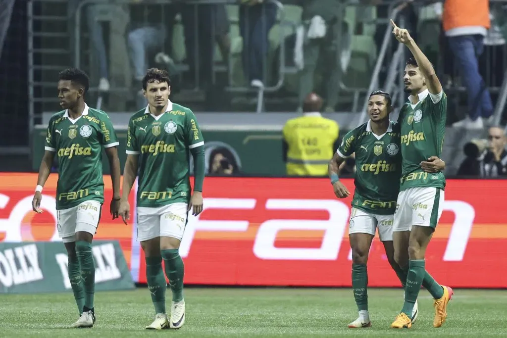 iSAO PAULO, BRAZIL – JULY 11: Flaco Lopez of Palmeiras celebrates with teammates after scoring the team’s first goal during a match between Palmeiras and Atletico Goianiense as part of Brasileirao Series A 2024 at Allianz Parque on July 11, 2024 in Sao Paulo, Brazil. (Photo by Alexandre Schneider/Getty Images)