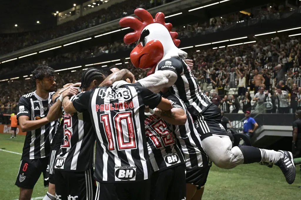 BELO HORIZONTE, BRAZIL – APRIL 20: Matias Zaracho (R) of Atletico Mineiro celebrates with teammates and the mascot after scoring the first goal of the team during between Atletico Mineiro and Cruzeiro as part of Brasileirao 2024 at Arena MRV on April 20, 2024 in Belo Horizonte, Brazil. (Photo by Pedro Vilela/Getty Images)