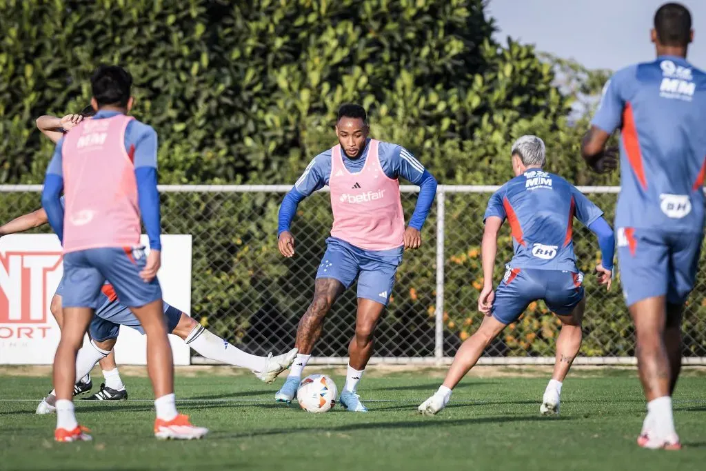 Elenco do Time Celeste em campo durante treinamento – Reprodução/Gustavo Aleixo-Cruzeiro