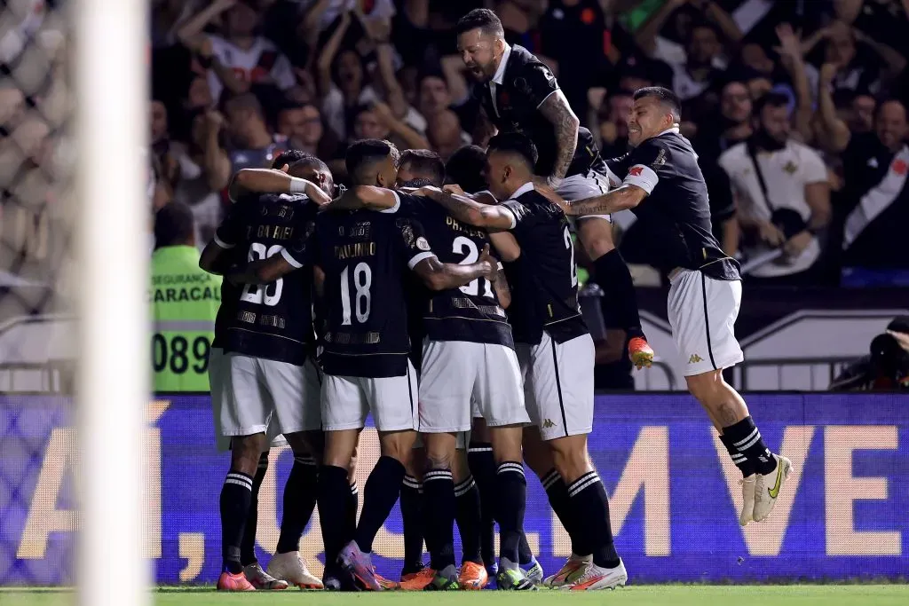 RIO DE JANEIRO, BRAZIL – SEPTEMBER 21: Ze Gabriel of Vasco celebrates with teammates after scoring the first goal of his team during the match between Vasco Da Gama and Coritiba as part of Brasileirao 2023 at Sao Januario Stadium on September 21, 2023 in Rio de Janeiro, Brazil. (Photo by Buda Mendes/Getty Images)