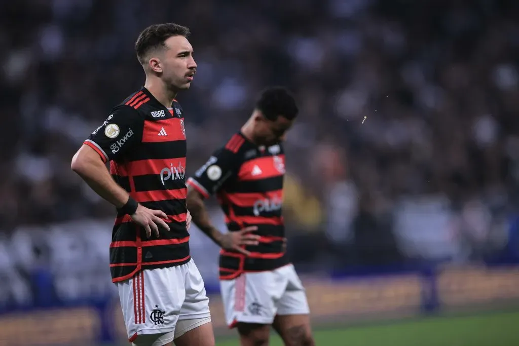 Jogadores do Flamengo durante partida contra o Corinthians. Foto: Ettore Chiereguini/AGIF