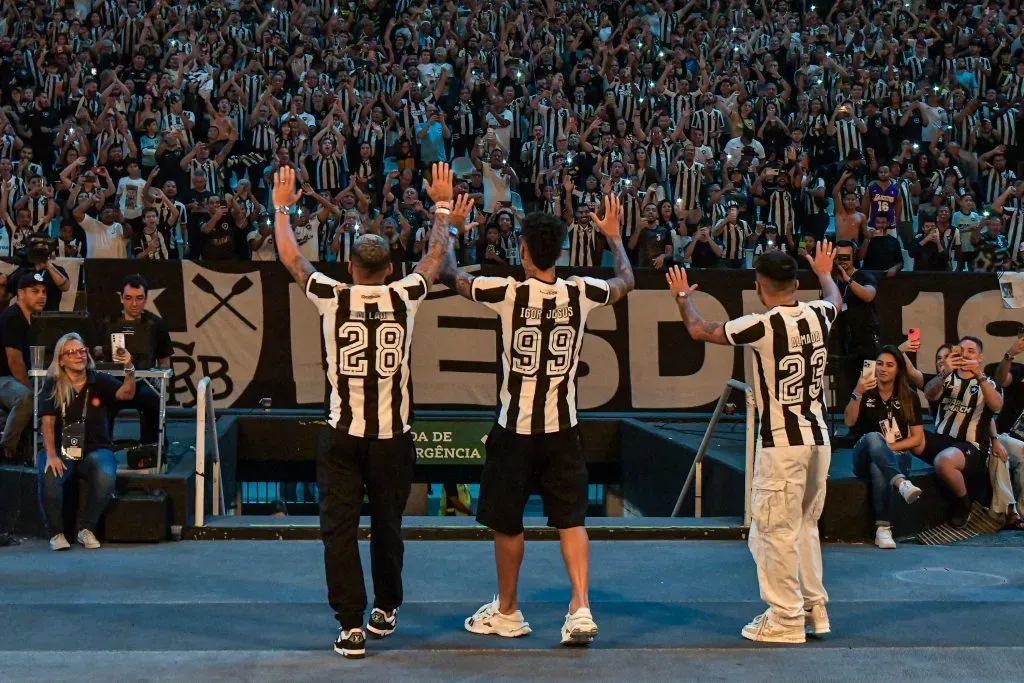 Allan, Almada e Igor Jesus jogadores do Botafogo apresentados a torcida antes da partida contra o Atletico-MG no Engenhão pelo campeonato Brasileiro A 2024. Foto: Thiago Ribeiro/AGIF