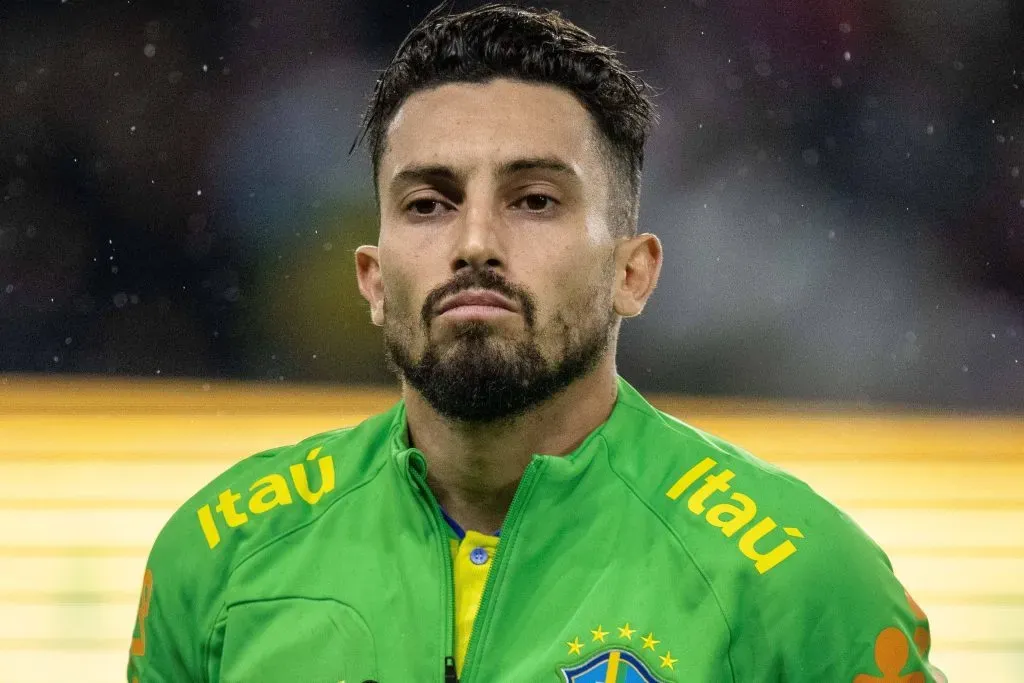 Alex Telles rescindiu com Al-Nassr e Grêmio ofereceu R$ 1 milhão de salários – Foto: IMAGO