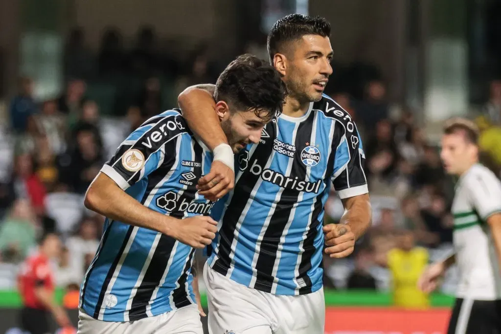 Villasanti e Suárez em ação pelo Grêmio, no Brasileirão de 2023. Foto: Robson Mafra/AGIF