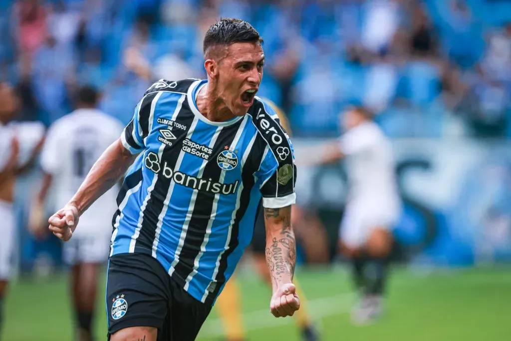 Recuperado de lesão, Pavón volta aos treinos no Grêmio. Foto: Maxi Franzoi/AGIF