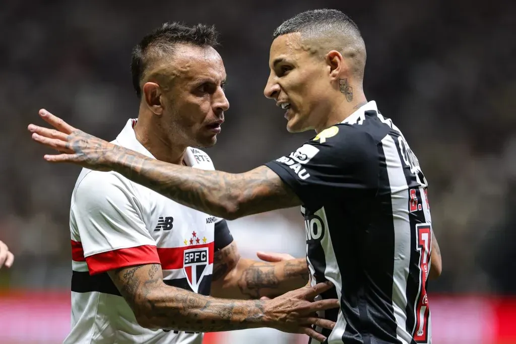 Rafinha discute com Guilherme Arana em Atlético-MG x São Paulo pela Copa do Brasil. Foto: Gilson Lobo/AGIF