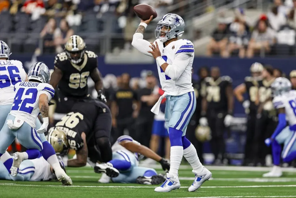 Dak Prescott (4), quarterback do Dallas Cowboys passa para um receptor durante o jogo contra New Orleans Saints, no AT&amp;T Stadium em Arlington, Texas. Foto: Matthew Pearce/Icon Sportswire