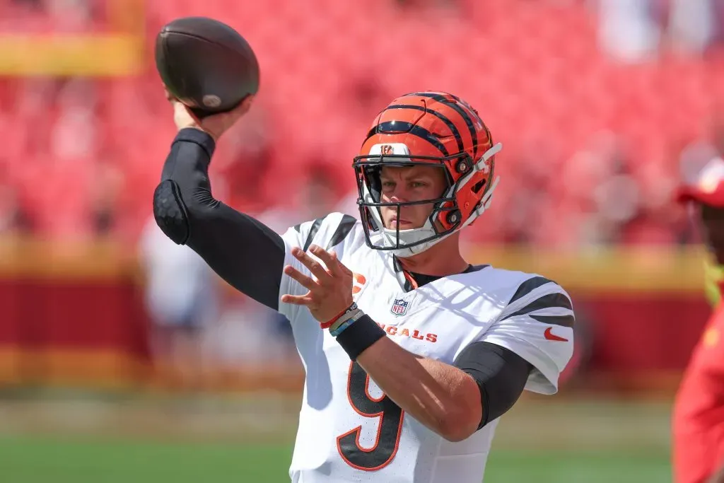 O quarterback do Cincinnati Bengals, Joe Burrow (9), lança um passe no primeiro quarto do jogo da NFL, contra o Kansas City Chiefs, no GEHA Field no Arrowhead Stadium – Foto: Scott Winters/Icon Sportswire