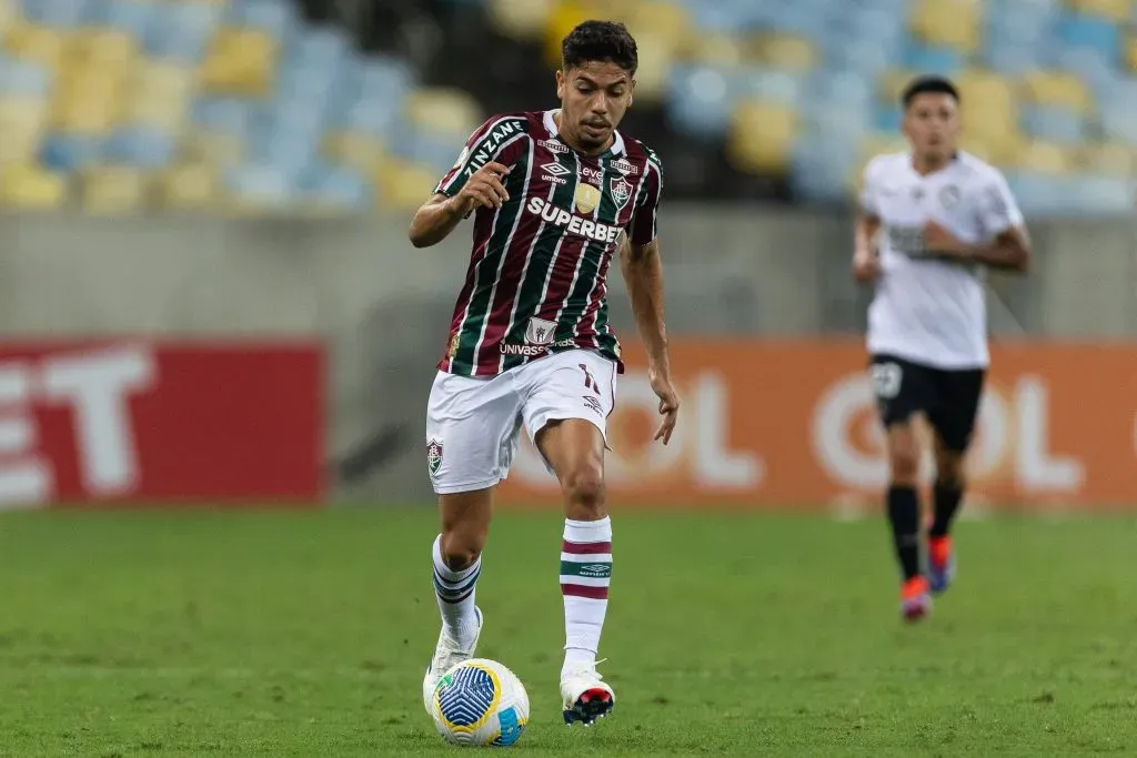 Nonato precisou deixar o clássico entre Fluminense x Botafogo após pancada no rosto – Foto: IMAGO