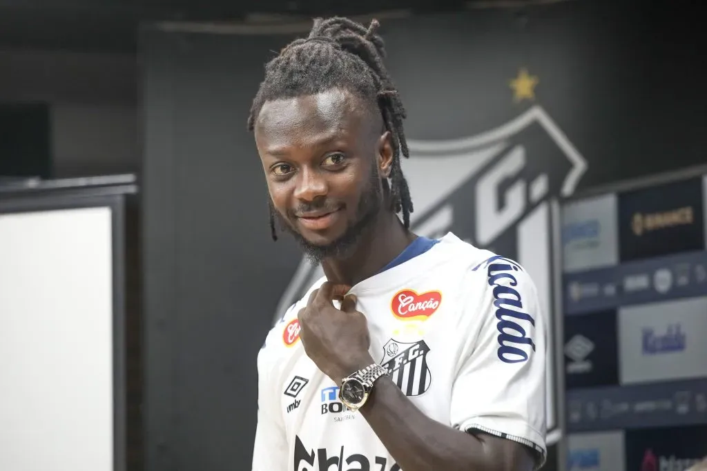 Yusupha Njie foi apresentado como jogador do Santos no início de setembro. Foto: Reinaldo Campos/AGIF