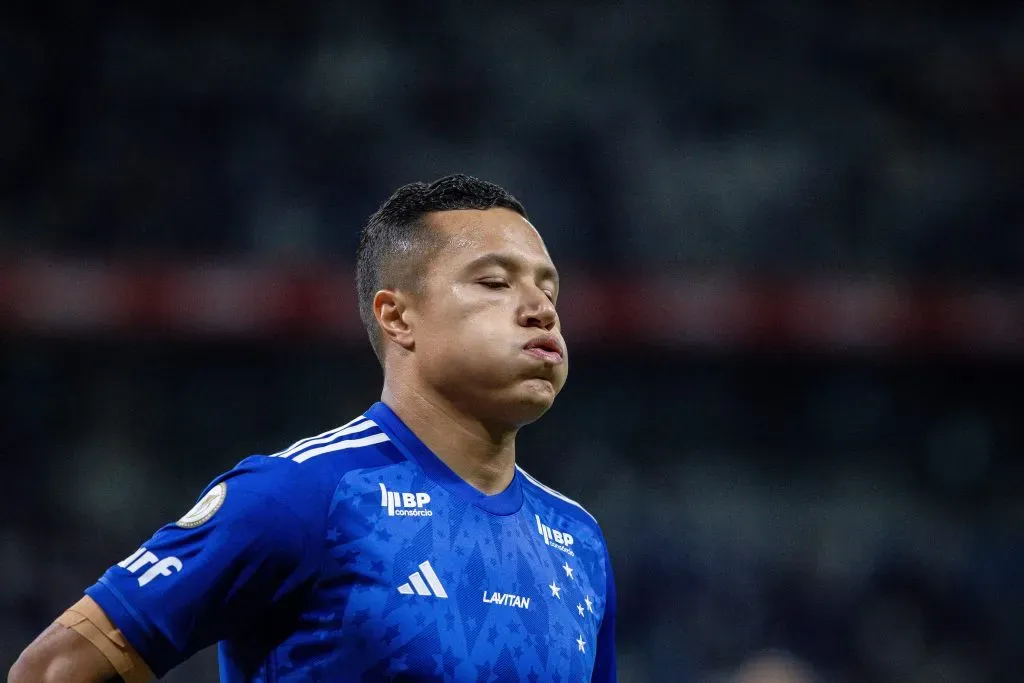 Marlon é titular no Cruzeiro, mas não tem bom histórico sob o comando de Diniz. Foto: IMAGO