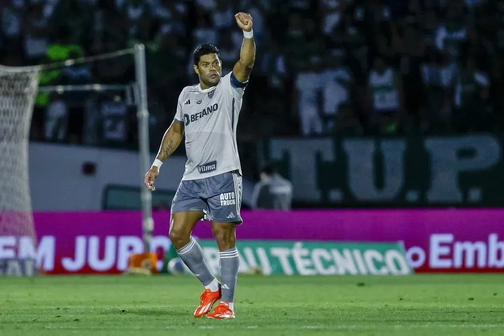 Hulk anotou uma pintura de falta em Palmeiras x Atlético-MG. Foto: Marco Miatelo/AGIF